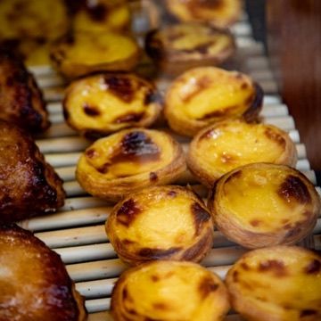 Pastéis de nata in a shop window